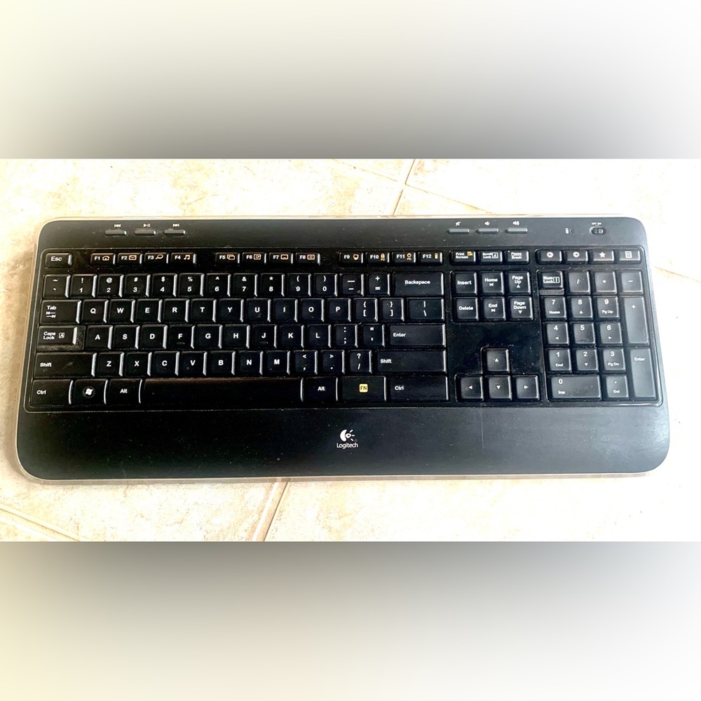 Logitech K520 Keyboard Black Wireless with Slim Design and Numeric Keypad